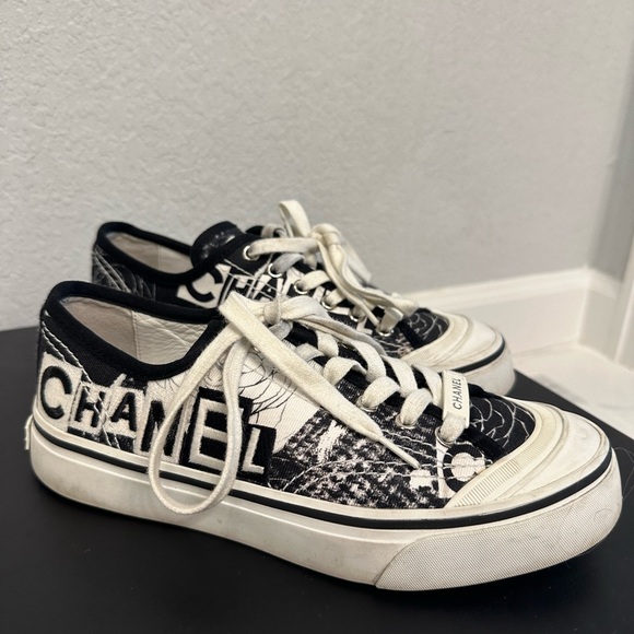 AUTHENTIC Chanel black and white canvas graffiti, logo low top size 36.5 - Picture 2 of 10